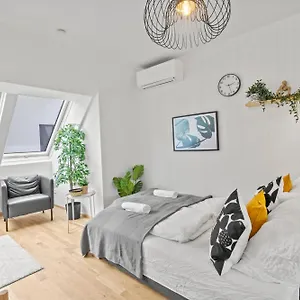 1 Min To Public Transport - 3 Min To Supermarket And Pharmacy - On-site Parking For 19,90 Eur Apartment Vienna